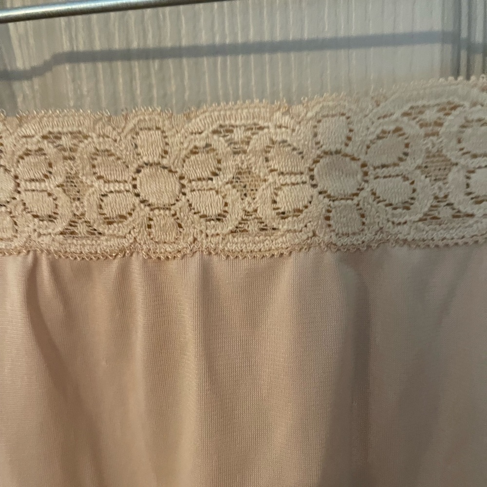 Vintage beige lace trimmed half slip - Picture 5 of 6